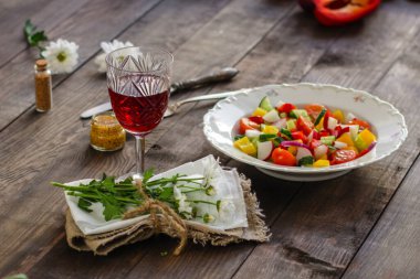 sebzeli salata ve kırmızı şarap.