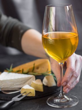 Peynirli beyaz şarap.