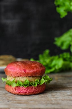 Kırmızı burger, etli sandviç ve pembe çörek.