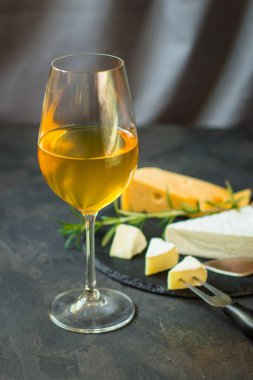 Peynirli beyaz şarap.