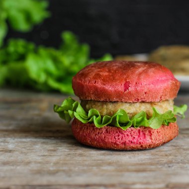 Kırmızı burger, etli sandviç ve pembe çörek.