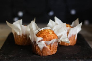 Çörekler yılbaşı pastaları tatlı olarak taze tatlı ikram edilir. Masada atıştırmalık yemek için hazır. Fotokopi uzayı arka planda.
