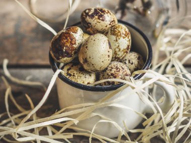 Metal bardakta bıldırcın yumurtası 