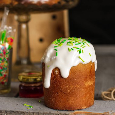 Kremalı Paskalya pastası.