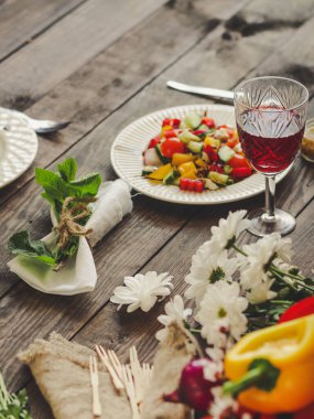 sebzeli salata ve kırmızı şarap.