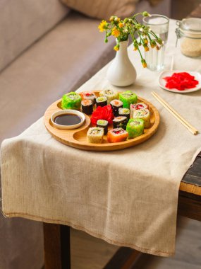 Masada nefis suşi seti, geleneksel Asya mutfağı.