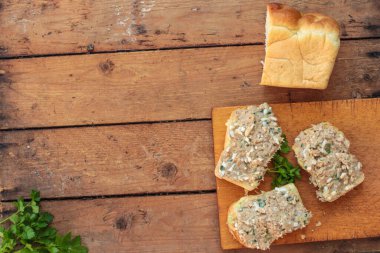 Ev yapımı ezmeli ekmek.