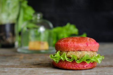 Kırmızı burger, etli sandviç ve pembe çörek.
