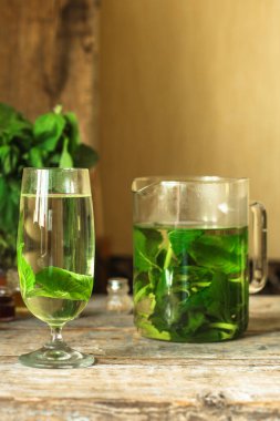 Yakın plan taze limonata manzarası ve ahşap masa üzerinde nane şekeri.