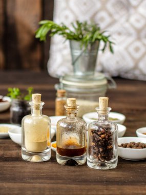 Masadaki çeşitli aromatik baharat ve bitkilerin yakın plan görüntüsü