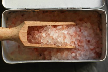 pink salt of Himalayan (large crystals of salt)