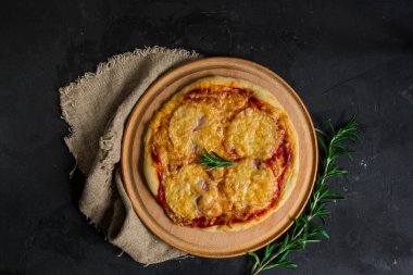 Ev yapımı salamlı ve peynirli pizza. 