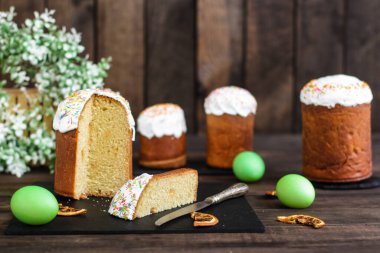 Paskalya pastası ve yumurtalı tatil kompozisyonu