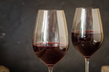 Kırmızı şaraplı iki bardak. 