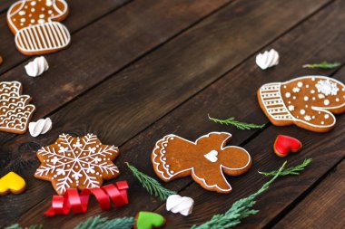 Tahta arka planda zencefilli kurabiye. 