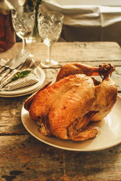 Pollo Asado Con Verduras Especias Sobre Mesa Madera — Foto de Stock