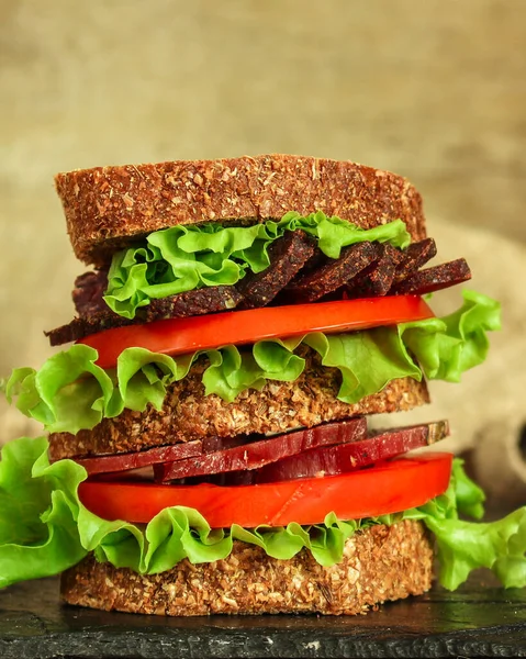 Sandwich Dried Meat Slices Vegetables — Fotografia de Stock