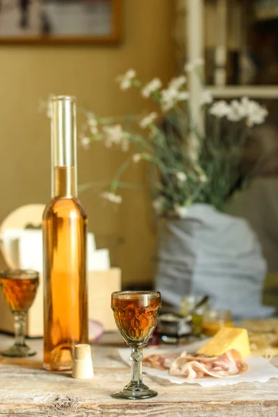 Bicchieri Vino Bicchiere Champagne Sul Tavolo — Foto Stock