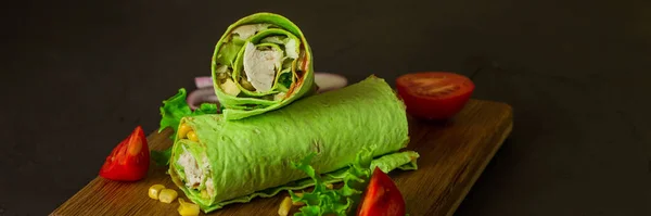 Rollo Verde Con Pollo Verduras —  Fotos de Stock