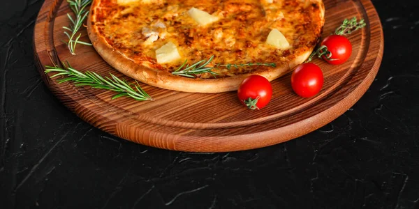 Pizza Drewnianej Planszy Zbliżenie — Zdjęcie stockowe
