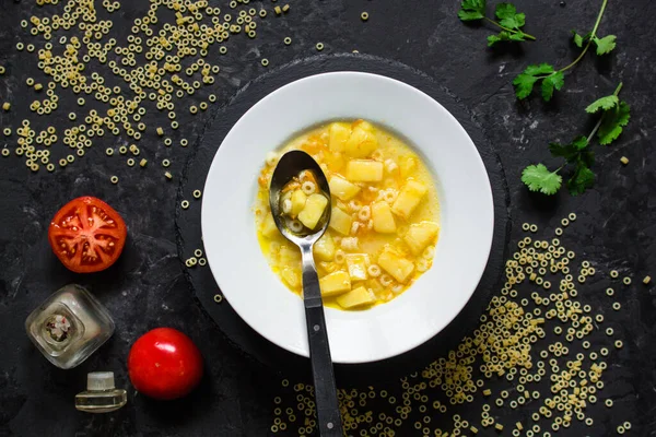 Bovenaanzicht Soep Met Pasta Aardappelen — Stockfoto