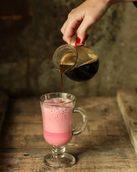 Tutup Latte Merah Muda Dengan Sirup — Stok Foto