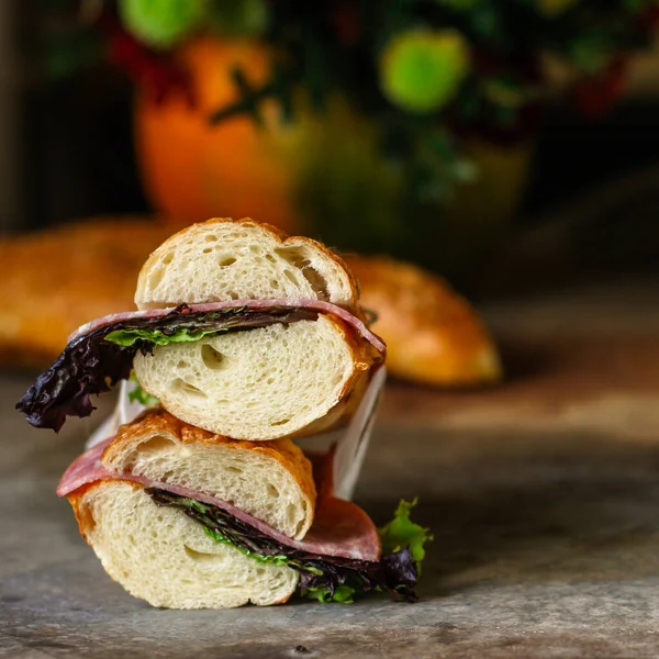 Close Sanduíche Com Salame — Fotografia de Stock