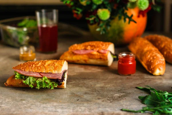 Close Sanduíche Com Salame — Fotografia de Stock