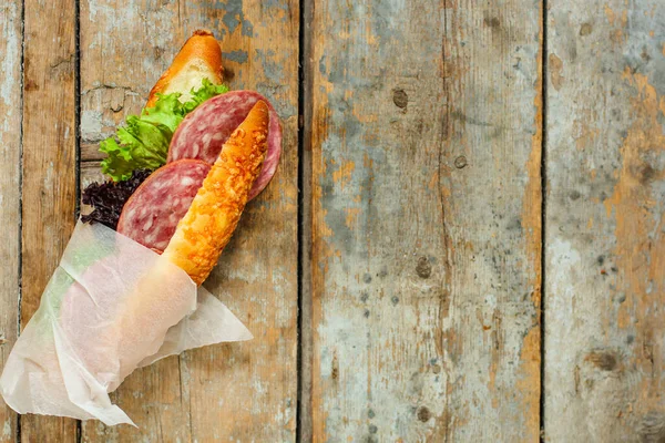 Primo Piano Panino Con Salame — Foto Stock