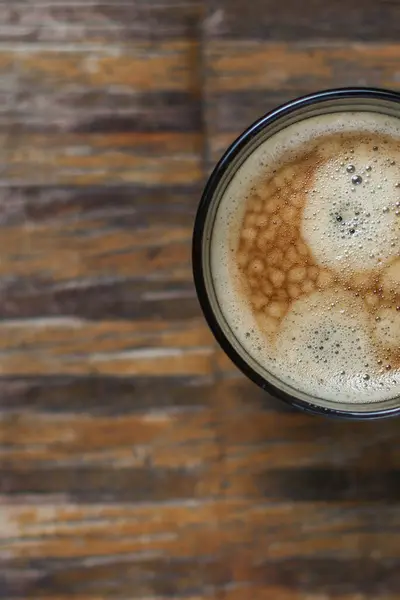 Segelas Kopi Minuman Pada Latar Belakang Kayu — Stok Foto