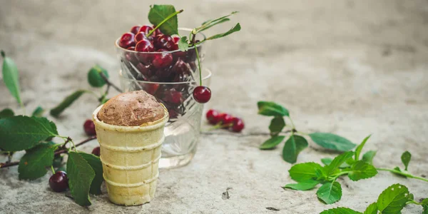 Chokladglass Med Körsbär — Stockfoto