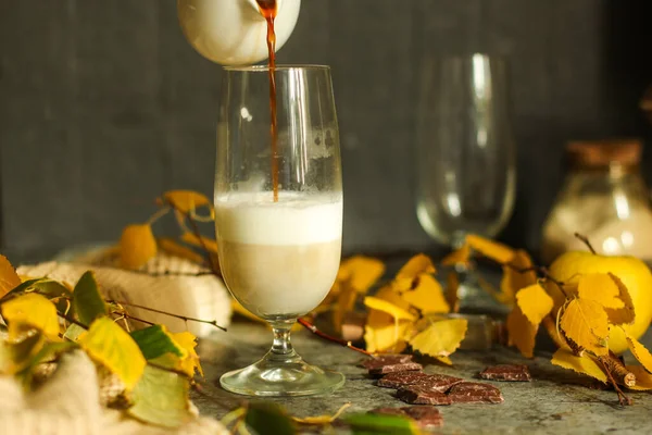 Cerrar Taza Transparente Café Con Leche Sobre Fondo Las Hojas — Foto de Stock