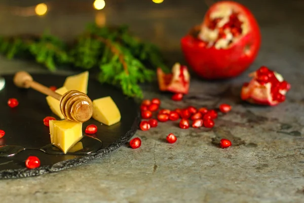 石榴籽和奶酪 — 图库照片