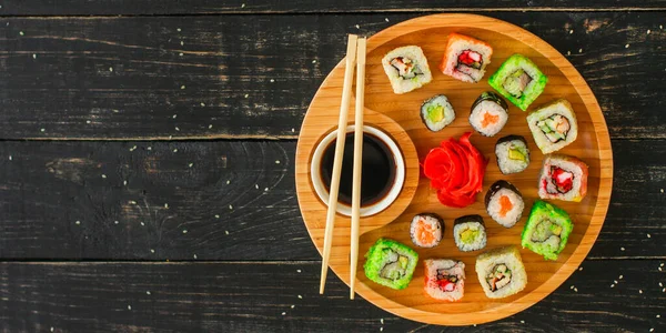 Primo Piano Vista Del Delizioso Sushi Apparecchiato Sulla Tavola Cucina — Foto Stock