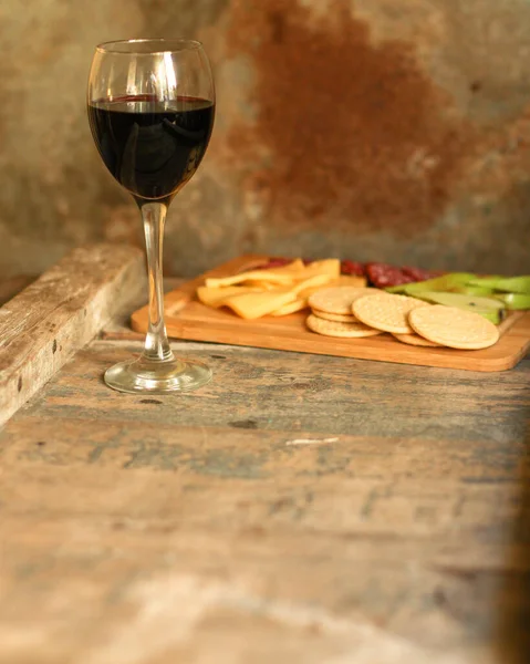 Glas Rotwein Auf Holztisch Mit Snacks Und Flasche — Stockfoto