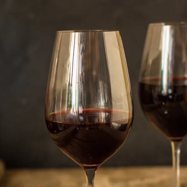Zwei Gläser Mit Rotwein — Stockfoto