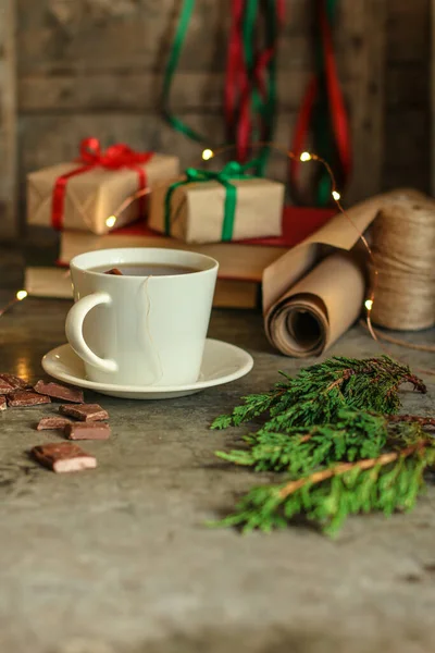 Noel arkaplanındaki bir fincan çayı kapat.