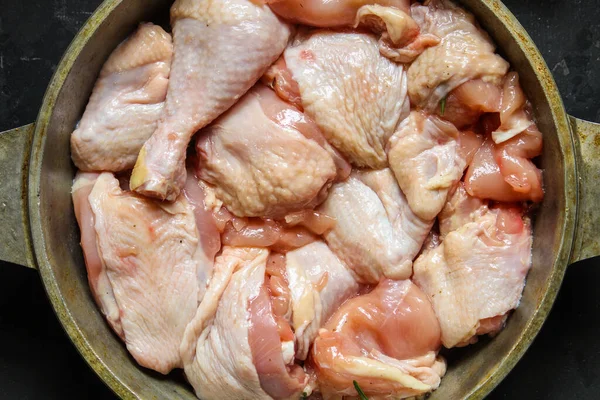 Siyah Arka Planda Baharatlı Otlu Çiğ Tavuk Yakın Çekim Görünümü — Stok fotoğraf