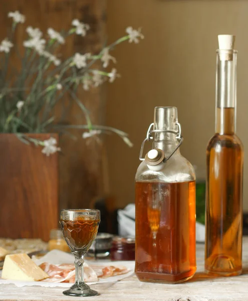 Glas Whisky Mit Einer Flasche Wein Auf Einem Holztisch — Stockfoto