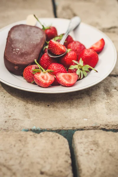 Chokladglass Med Färska Jordgubbar — Stockfoto