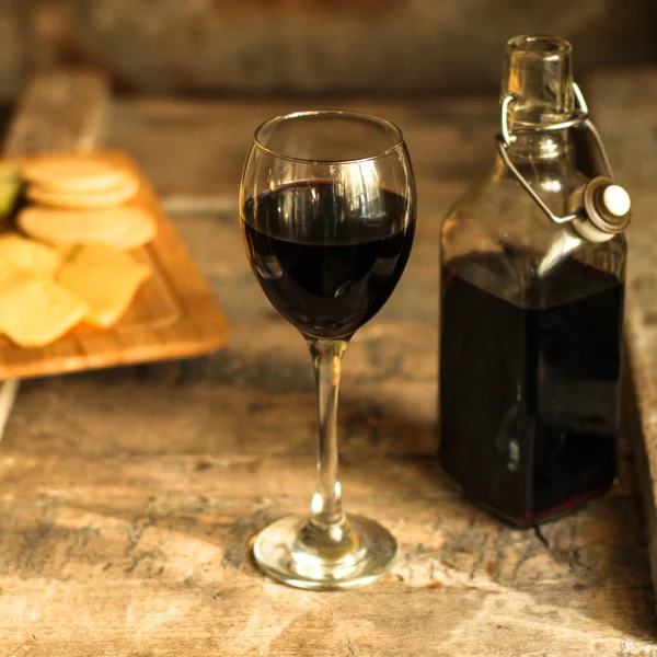 Glas Rotwein Auf Holztisch Mit Snacks Und Flasche — Stockfoto