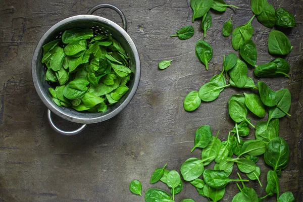 Gri arkaplanda taze ıspanak yapraklarının üst görüntüsü