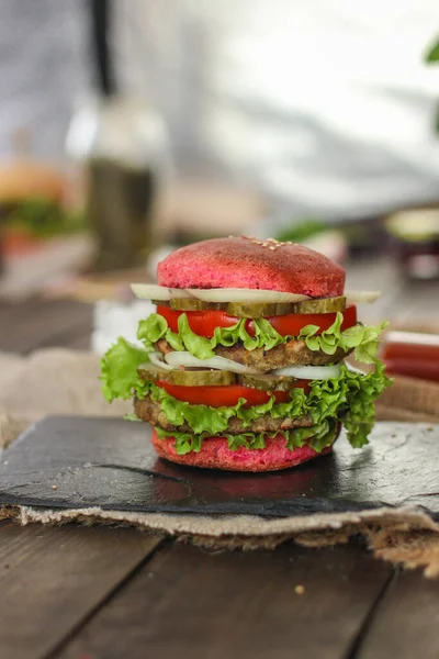 Hamburguesa Con Pan Rosa —  Fotos de Stock