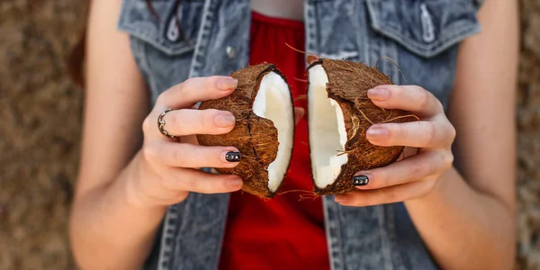 ココナッツの半分を持つ女性は — ストック写真
