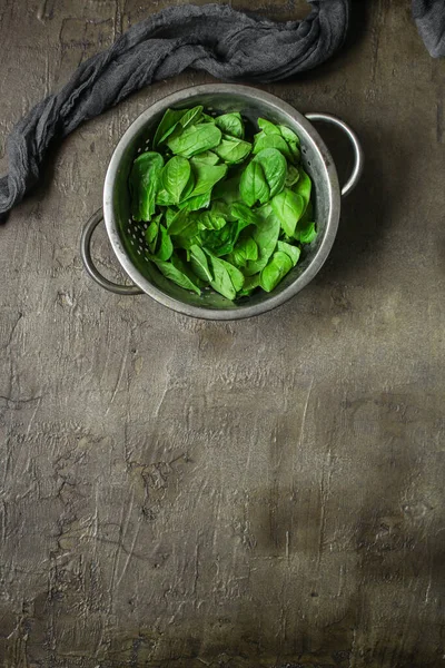 灰色背景下新鲜绿色菠菜叶的顶部视图 — 图库照片