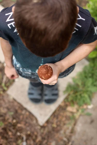 Persona Con Cono Gelato Cioccolato — Foto Stock