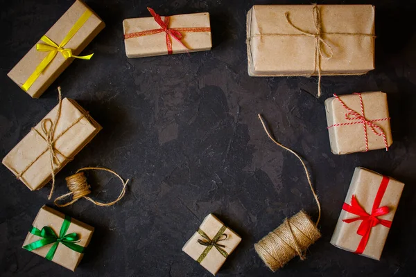 Ovanifrån Jul Presentförpackningar Och Trådar Svart Bakgrund — Stockfoto