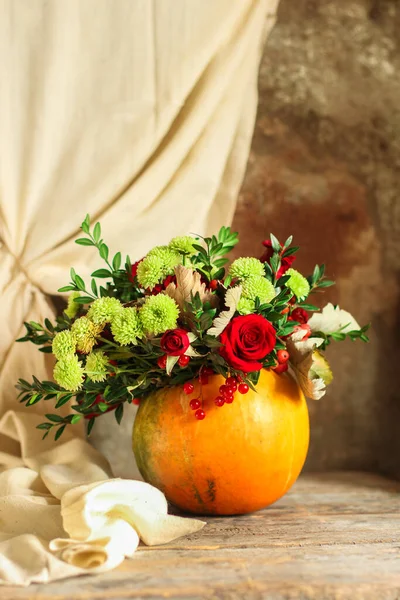 Bouquet Flowers Pumpkin Rustic Background — Stock Photo, Image
