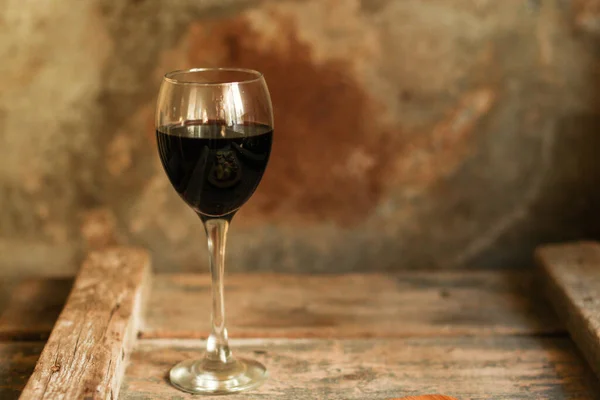 Glas Rotwein Auf Holztisch Mit Snacks Und Flasche — Stockfoto