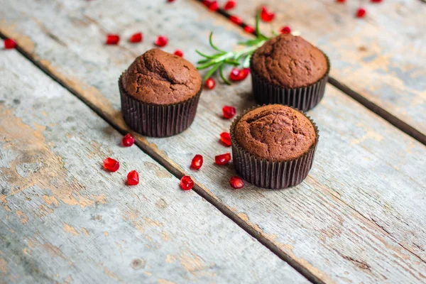 Schokoladenmuffins Auf Holzgrund — Stockfoto